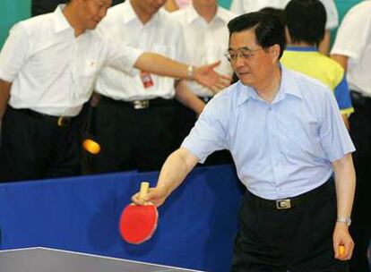 El presidente chino Hu Jintao juega al ping-pong, ayer en Hong Kong.