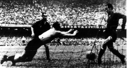 Zarra anota el 1-0 para Espa&ntilde;a ante Inglaterra en el Maracan&aacute; en 1950.