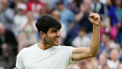 Carlos Alcaraz celebra la victoria frene a Tommy Paul en los cuartos de final de Wimbledon.