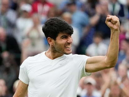 Carlos Alcaraz celebra la victoria frene a Tommy Paul en los cuartos de final de Wimbledon.