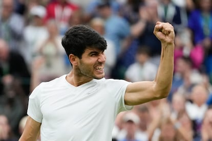 Carlos Alcaraz celebra la victoria frene a Tommy Paul en los cuartos de final de Wimbledon.