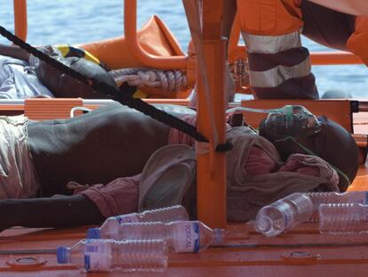 Dos de los inmigrantes rescatados en Canarias, tras su llegada al puerto de Arguineguín.
