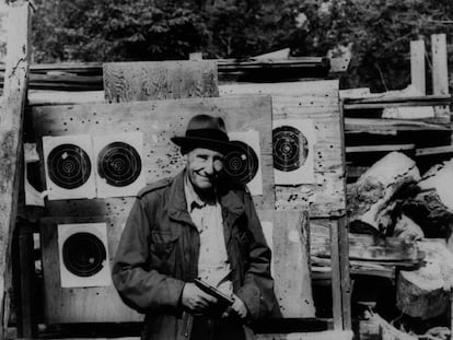 William S. Burroughs, fotografiado con una pistola y unas dianas de tiro al blanco, en una imagen sin datar. 