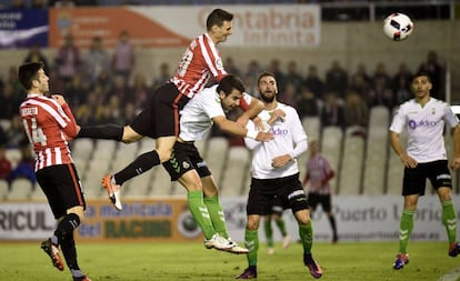 Arduiz salta a rematar en el área del Racing.