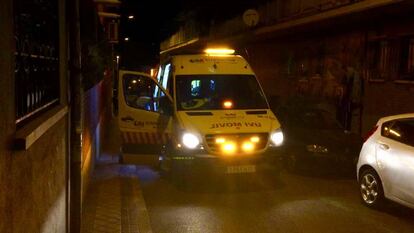 Ambulancia del Summa delante del edificio en el que se registró el asesinato.