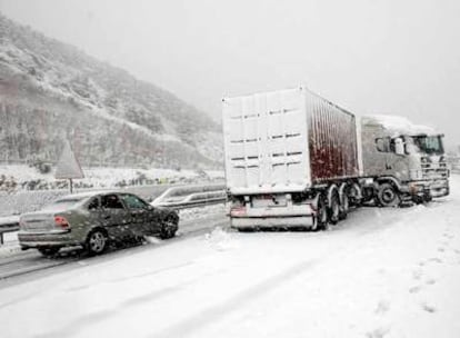 El temporal provocó cortes en la carretera, como en la A-3, a la altura de Chiva (Valencia).