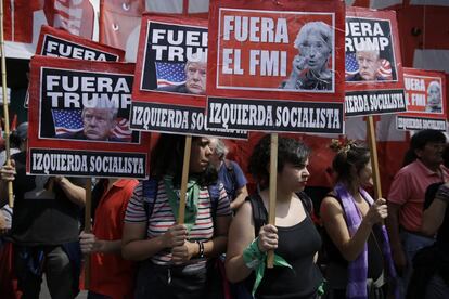 Manifestantes portan pancartas en las que se puede leer "Fuera el FMI", "Fuera Trump" durante una concentración en Buenos Aires, por la reunión del G20 en Argentina, el 30 de noviembre de 2018.