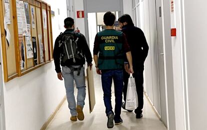 Agentes de la Guardia Civil en el Ayuntamiento de Valencia.