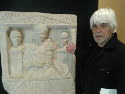 El novelista Valerio Manfredi junto a la estela funeraria de un centurión romano.