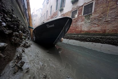 Un pequeño bote queda varado en el lado de un canal interno en Venecia, el 17 de febrero. La constante marea baja hace imposible la navegación por los canales.