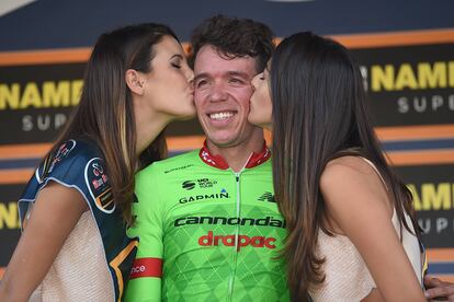 Rigoberto Urán, subcampeón del tour francia en 2017 repitiendo besos en el podio en el pasado.
