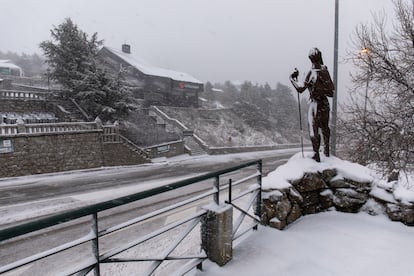 El puerto de Navacerrada, nevado esta mañana.