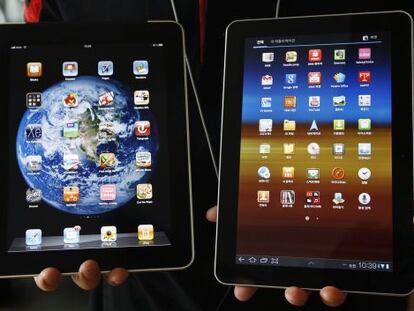 De izquierda a derecha las tabletas iPad y Galaxy Tab.
