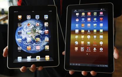 De izquierda a derecha las tabletas iPad y Galaxy Tab.