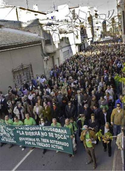 Miles de personas tomaron ayer Callosa de Segura contra el trazado previsto para el AVE.