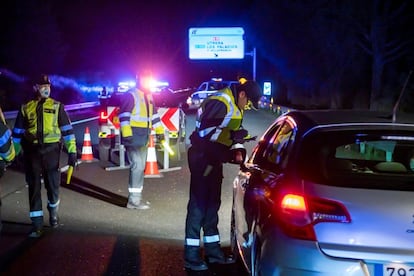 Control de movilidad interurbana de la Guardia Civil de Tráfico en la AP 4, a la altura de Los Palacios y Villafranca, durante el estado de alarma por el coronavirus, en abril de 2020.