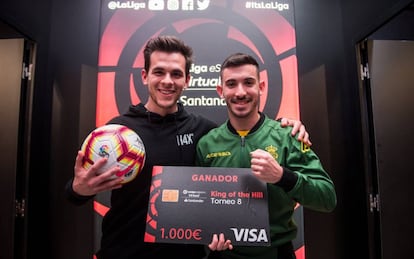 Sergio Espier (izquierda) y Zidane10, con el cheque de ganador del octavo torneo de la fase previa a la final de la Virtual LaLiga eSports Santander.