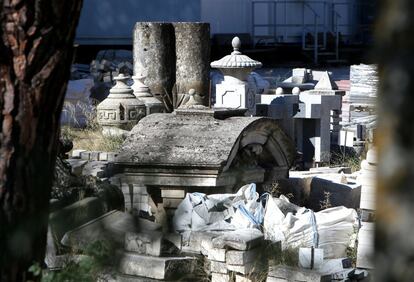 Remates de las pilastras de las portadas de un palacio en la Castellana. Probablemente, el de Indo que fue después de Montellano y embajada de Estados Unidos durante la Guerra Civil, según la investigación del arquitecto Alberto Tellería. Fue derribado para construir la torre de la Unión y el Fénix.