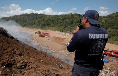 Un portavoz del cuerpo de bomberos ha declarado que la extinción del fuego podría llevar hasta una semana. En la imagen, coordinación de los equipos de emergencia en el Cerro Patacón. 