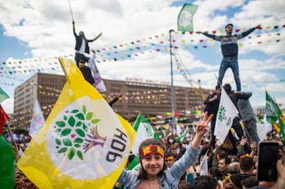 Seguidores del Partido Democrático de los Pueblos (HDP) durante un acto de campaña en Estambul el pasado 24 de marzo.