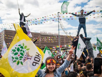 Seguidores del Partido Democrático de los Pueblos (HDP) durante un acto de campaña en Estambul el pasado 24 de marzo.