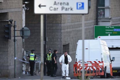 Miembros del servicio de emergencias trabajan en el exterior del Manchester Arena después del ataque terrorista.