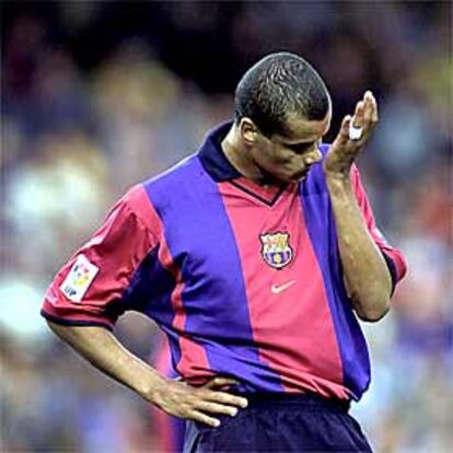 Rivaldo, con gesto contrariado, en un partido con el Barcelona.