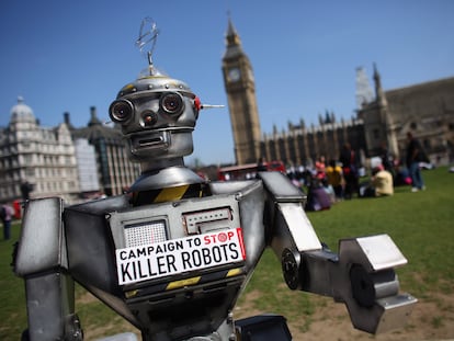 Un robot distribuye información durante una manifestación en Londres en 2013.