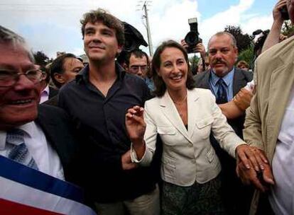 Ségolène Royal, acompañada por su portavoz, Arnaud Montebourg (segundo por la izquierda), durante un acto en agosto pasado.