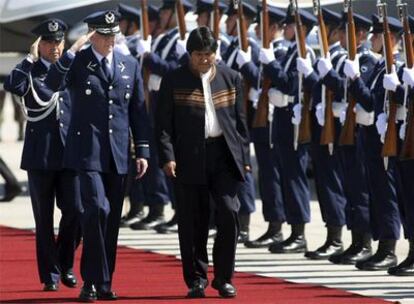 El presidente de Bolivia, Evo Morales, pasa revista a la guardia de honor a su llegada a Santiago de Chile.
