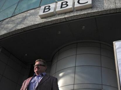 Un cartel frente a la BBC protesta por los recortes, en 2013.