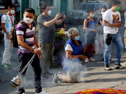 Feligreses acuden a las celebraciones de Semana Santa en Ciudad de Guatemala.