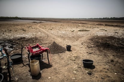 Sin apenas sombras disponibles, el sol y el calor anestesian. Con las técnicas tradicionales de extracción de sal, las mujeres son capaces de producir 50 kilogramos a la semana que venden por unos 5.000 francos africanos (7,60 euros).