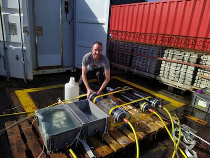 Miembro del proyecto ANTOM a bordo del buque Sarmiento de Gamboa, con los equipos destinados a la recogida de contaminantes emergentes, en la reciente expedición.