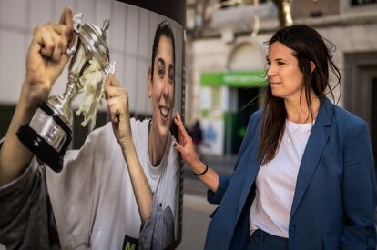 Cristina García Torres, concejal de Deportes de Zaragoza y exjugadora de básquet, dice de Pilar Valero (en la imagen, con la réplica de la Copa de 1990), que es "un referente deportivo y humano que debe preservarse para la memoria de los jóvenes".