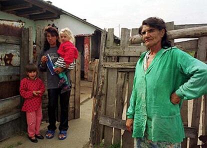 Una mujer gitana y sus hijos, a la puerta de su casa en Hajduhadhaz (Hungría).