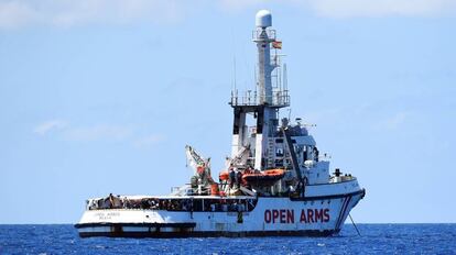 El 'Open Arms', frente a las costas de la isla de Lampedusa (Italia).