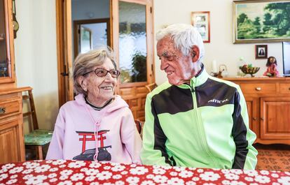 Marisa López y Jerónimo González, pareja de octogenarios que vive en la provincia de Segovia.