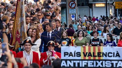 A la izquierda, la alcaldesa de Valencia, María José Catalá, con el presidente valenciano, Carlos Mazón, ambos del PP, en la Processó Cívica de este lunes por la mañana. A la derecha, la diputada de Compromís Àgueda Micó, en la manifestación de la tarde.