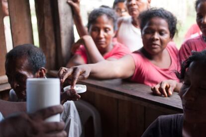 La prestación de servicios de salud en regiones como ésta, Laka Tabila (Honduras), no se puede entender sin un enfoque de atención primaria que se salga de las cuatro paredes del centro de salud y que integre la vacunación como un elemento más. La población es más receptiva a estas visitas, y está más dispuesta a vacunar a los niños y niñas cuando durante la visita se dan consejos de salud y se distribuyen otros productos preventivos. <p>Cada sistema de salud tiene sus propias fortalezas y debilidades respecto a la inmunización de su población. El refuerzo integral y horizontal del sistema público de salud es, sin embargo, la clave para lograr superar los retos existentes.</p>