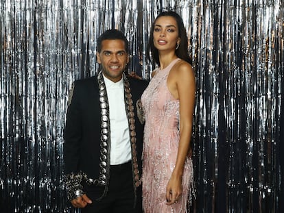 Dani Alves y Joana Sanz en la gala The Best celebrada el 23 de octubre de 2017, en Londres.