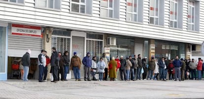 Cola ante una oficina de Empleo.