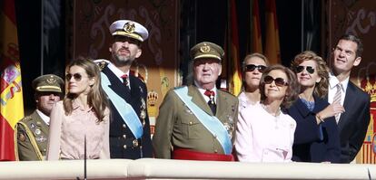 La Familia Real asiste al desfile militar el día de la Fiesta Nacional, en el paseo de la Castellana de Madrid. De izquierda a derecha: la princesa Letizia, el príncipe Felipe, el rey Juan Carlos, la infanta Elena, la reina Sofía, la infanta Cristina y el esposo de esta, Iñaki Urdangarín.