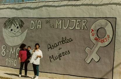 Lola Rodríguez (izquierda) ante un mural feminista en Huelma en 1990.