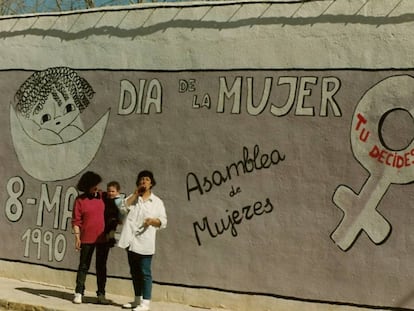 Lola Rodríguez (izquierda) ante un mural feminista en Huelma en 1990.