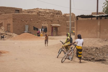 Levantado entre los siglos XV y XVI a las puertas del desierto del Teneré, el barrio antiguo de Agadez también forma parte del patrimonio mundial y en él se respira una cierta desazón, a la vez que esperanza, provocada por un pasado glorioso que se anhela recuperar. A día de hoy, la presencia de occidentales, antaño tan cotidiana, se vive como una experiencia casi única.