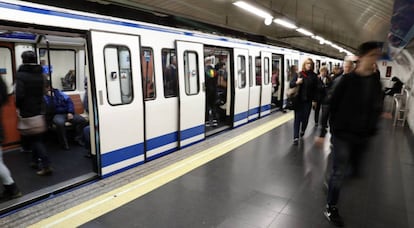 Viajeros en el Metro de Madrid.  
