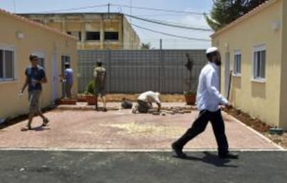 Colonos del enclave de Ulpana, aledaño al de Bet El,  se instalan en unas nuevas viviendas después de abandonar las suyas. EFE/Archivo