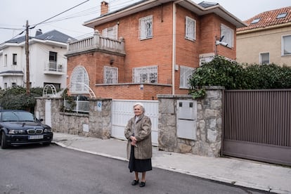 Cuca, junto a una vivienda que conserva la estructura original en la colonia Las Magnolias.