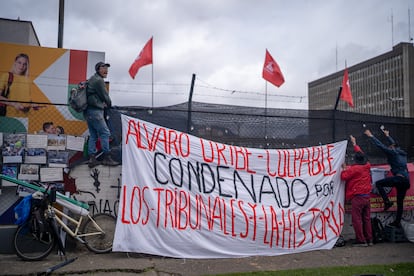 Detractores de Álvaro Uribe protestan en apoyo a la sentencia contra el exmandatario, frente al complejo judicial de Paloquemao, en Bogotá, el 1 de agosto de 2025.